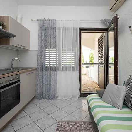 Apartment By The Sea - 20712 Vir